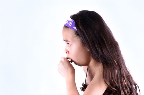 Коклюш проявляется приступами сухого удушающего кашля.