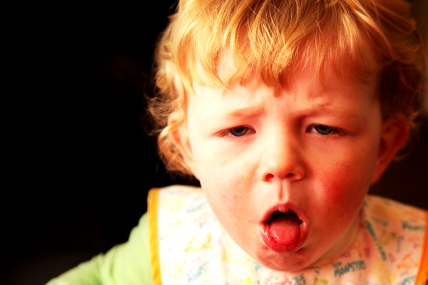 В случае, когда ребенок кашляет практически без остановки, его нужно срочно вести к врачу