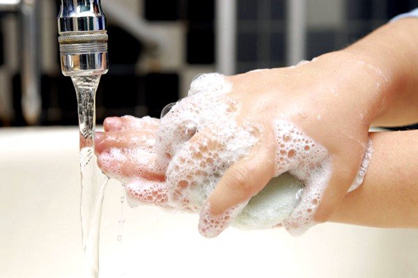 Важно постоянно мыть руки с мылом после улицы для снижения риска заболевания