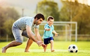 papa i sun igrayut v futbol 300x187 - Воспитание сына – как вырастить настоящего мужчину?