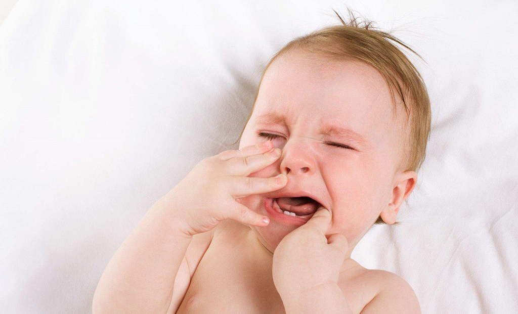 Прорезывание первых зубов - испытание для ребенка