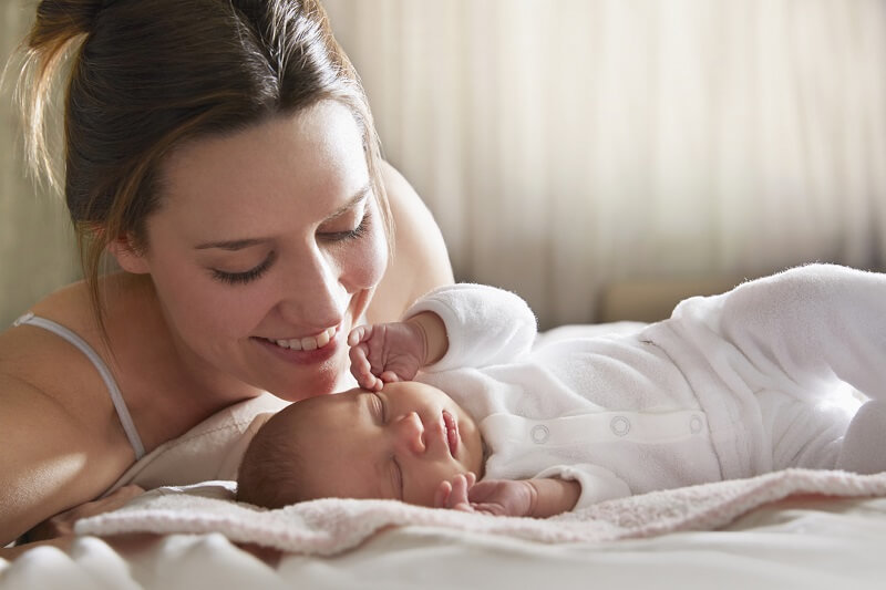 8 вещей, которые никогда нельзя делать с новорожденным!