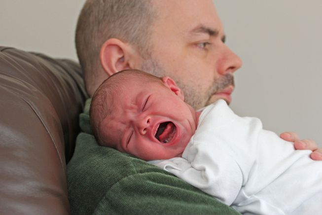 новорожденный плачет от коликов