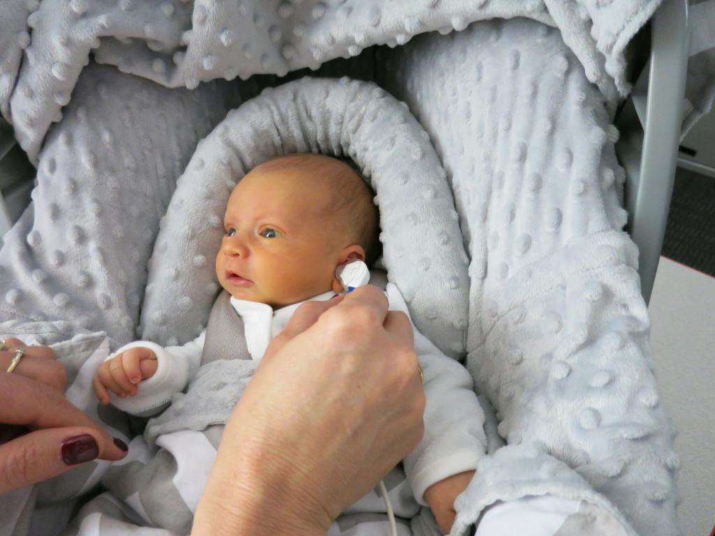 как проверяют слух у новорожденных