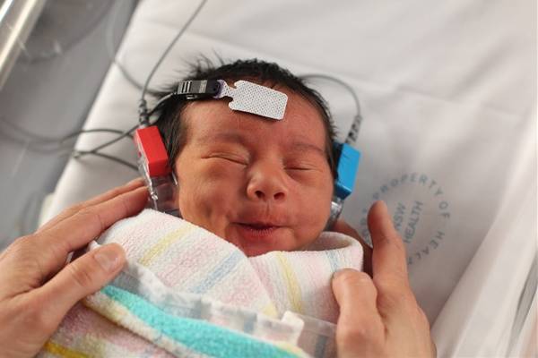 как проверить слух у новорожденного в домашних