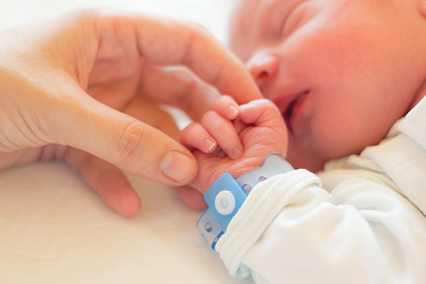 как проверить слух у новорожденного ребенка