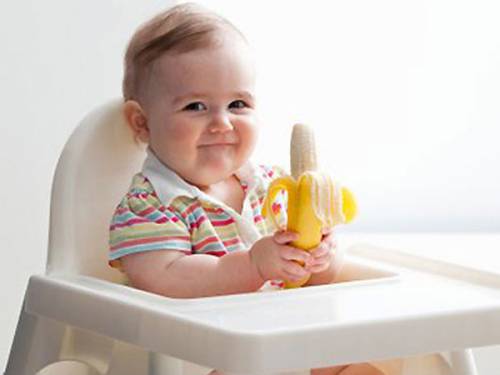 Ребенок кушает банан