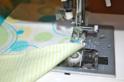 процесс шитья пеленки