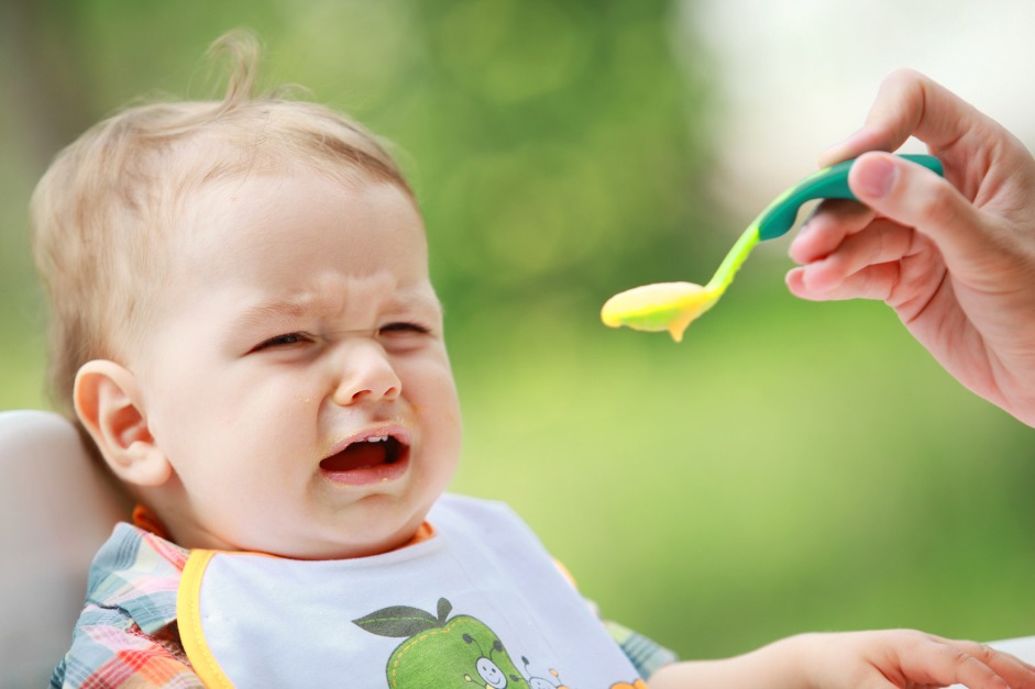 Во время прорезывания зубов ребенок может отказаться от еды.