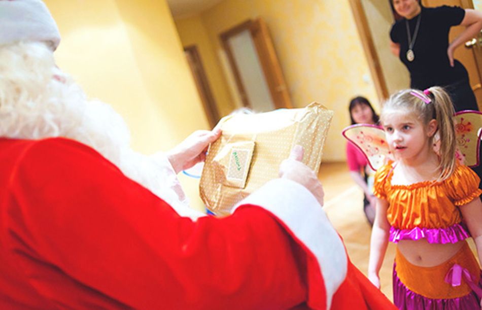 В заверщении новогодней сказки дед мороз дарит деткам подарки.