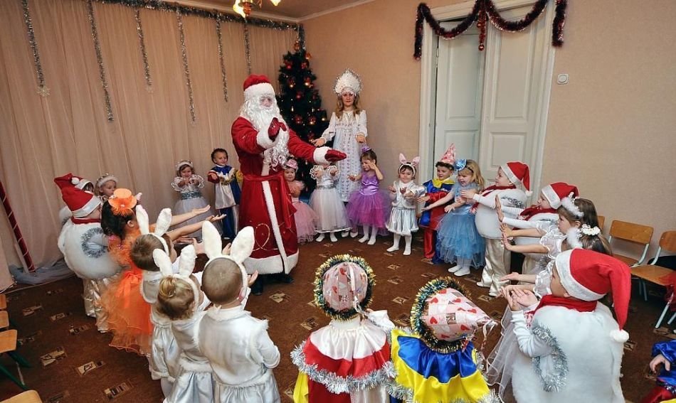 Дед мороз проводит с детьми веселые конкурсы.