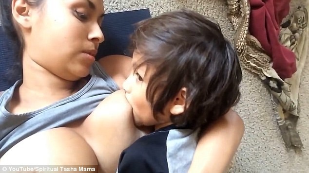 Видео, где мать кормит грудью сыновей-дошкольников, взорвало интернет!
