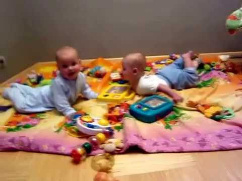 Babies funny videos Babies Twins talking to each other. Малыши близнецы разговаривают друг с другом.