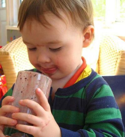 Ребенок пьет какао