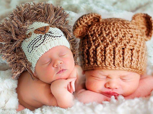 Младенцы в шапках