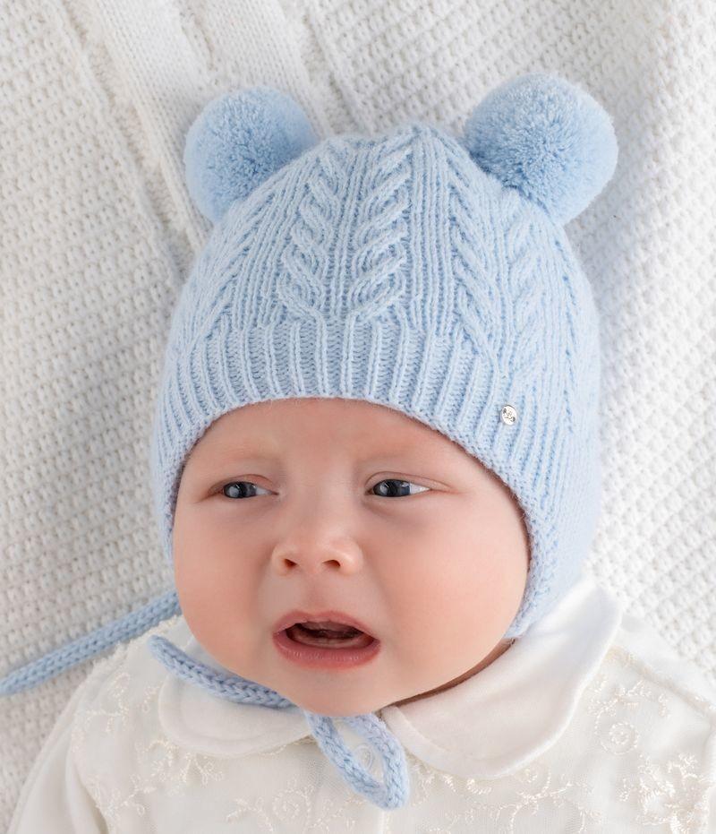 Младенец в шапке с завязками