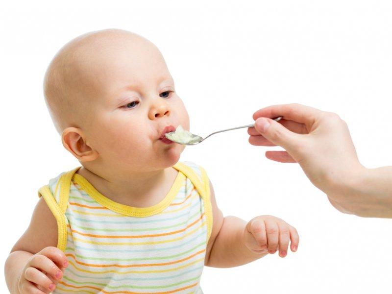 Ребенок ест из ложки