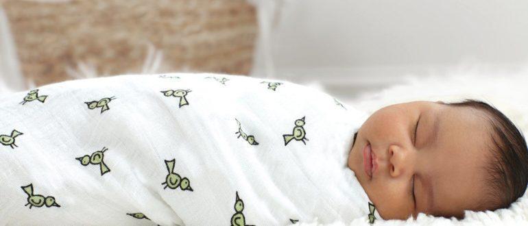 Пеленая новорожденного, родители обеспечивают ему полноценный здоровый сон