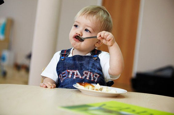 ребенок самостоятельно кушает в детском саду