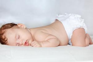 В какой позе можно спать новорожденному