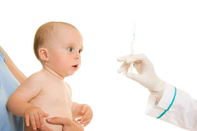 Ребенку ставят прививку от гемофильной инфекции