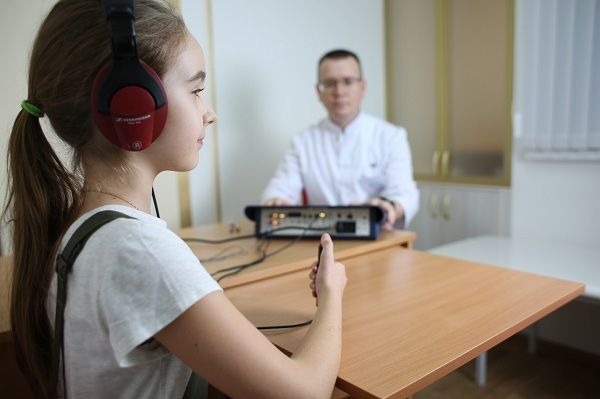 Тональную аудиометрию можно проводить после достижения ребенком 3 лет