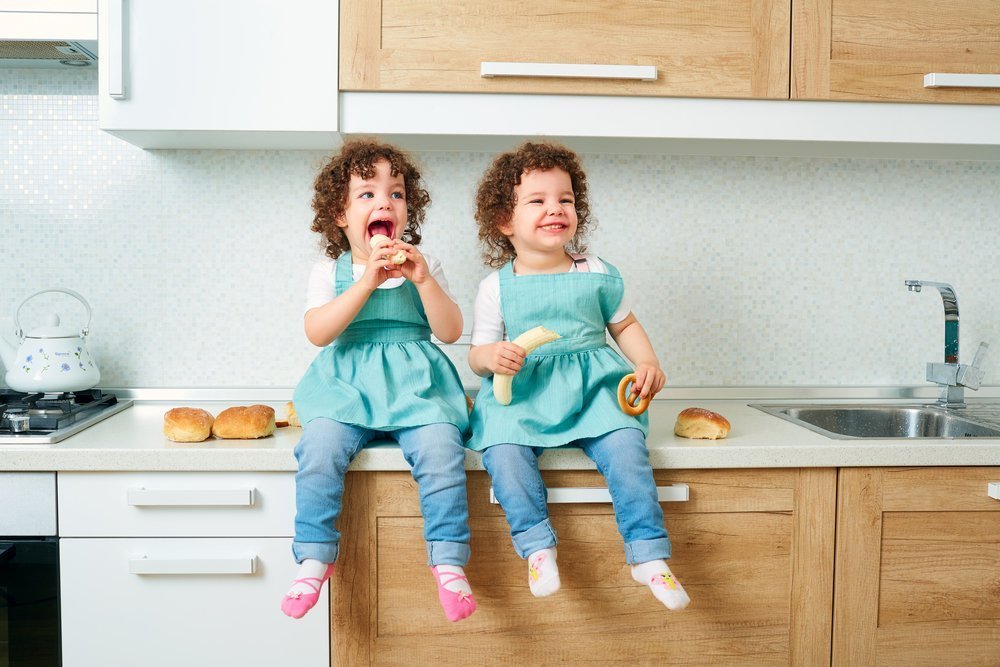 Дети-близнецы в семье: уход и воспитание