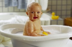 Купание малыша в ванной