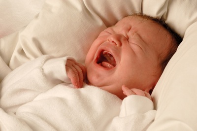 Как правильно выяснить причину плача малыша