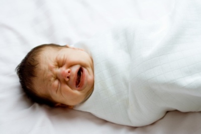 Как успокоить новорожденного, когда он плачет