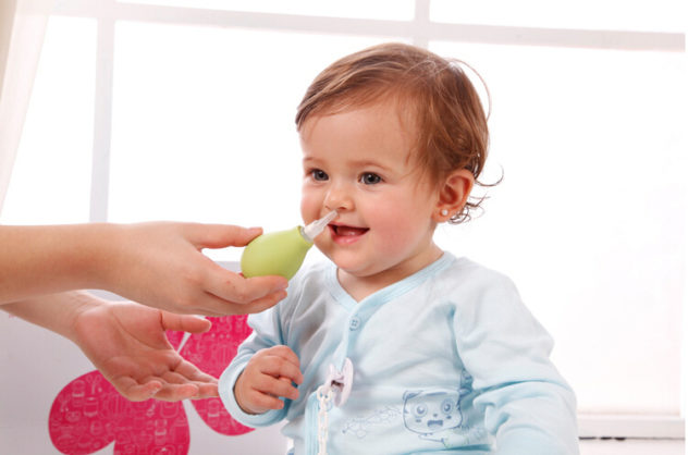 Носовые ходы маленького ребенка можно прочистить с помощью груши или аспиратора
