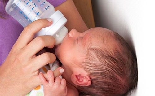 Недоношенный ребёнок получает полезные добавки из бутылочки