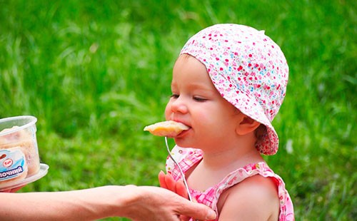 Девочка ест вареник