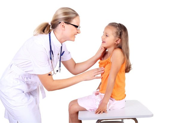 Врач дерматолог осматривает девочку на наличие кожных заболеваний