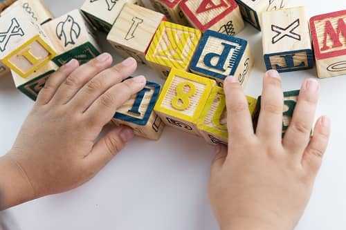 Ребенок с ЗПР собирает слова из кубиков