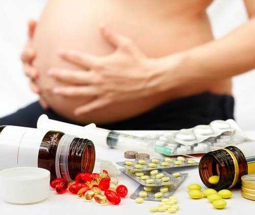 Беременная женщина принимает таблетки и уколы