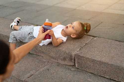 Девочка аутист лежит на камнях