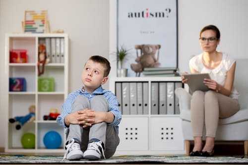 Психолог работает с ребенком с аутизмом