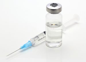 вакцина и шприц