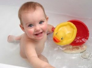 малыш купается в ванной