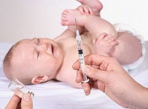 младенцу делают прививку