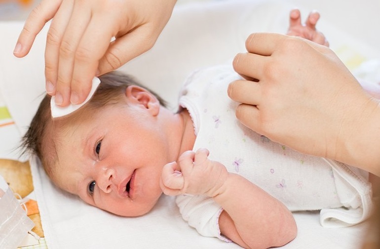 Уход за кожей головы новорожденного ребёнка