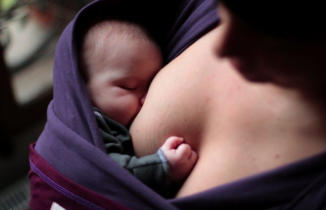 Правильные (удобные) позы для кормления новорожденных грудным молоком