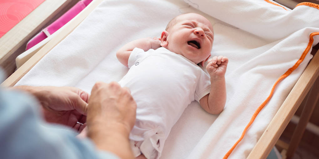 Как надевать подгузник новорожденному правильно