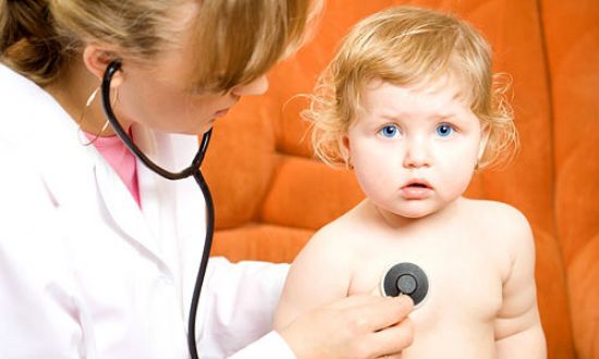 Ребенка слушает врач