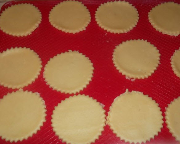 Раскатайте тесто достаточно тонко и вырежьте печенье любой формы