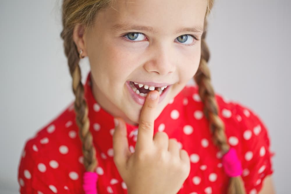 Смена зубов с молочных на постоянные начинается примерно в 6 лет.