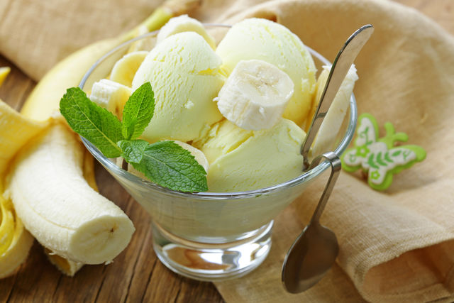 Домашнее мороженое в мороженице готовится быстро, получается особенно мягким, пышным и красивым