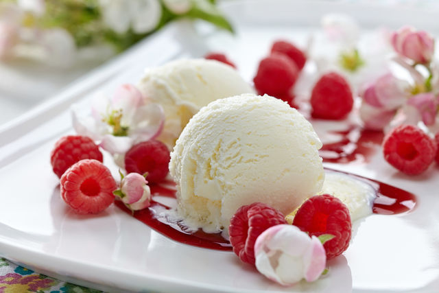 Подавать ванильное домашнее мороженое хорошо со свежими ягодами