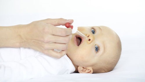 Промывание носа новорожденному